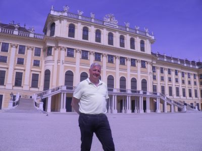 Författaren, Ulf Irheden, framför Schönbrunn i Wien. (Foto: Joel Irheden)